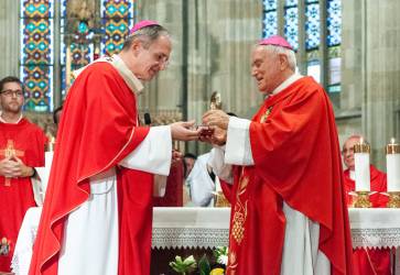 Nov apotolsk nuncius (vpravo) odovzdva predsedovi Konferencie biskupov Slovenska prste ako symbol jednoty. Snmka: Erika Litvkov