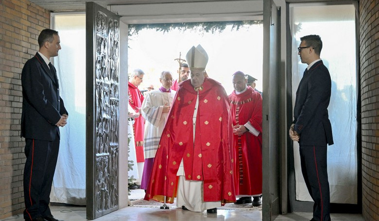 Rok dvoch p�pe�ov aj ve�k�ho odprosenia