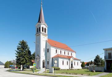 Kostol Povenia Svtho kra v Zlatch Klasoch postavili v roku 1886. Snmka: Erika Litvkov