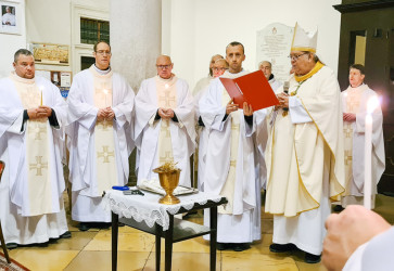 2. febru�ra v Katedr�le sv. J�na Krstite�a v Trnave arcibiskup J�n Orosch celebroval sv�t� om�u, pri ktorej si reho�n�ci obnovili svoje s�uby. Sn�mka: J�lia Kubicov�, Arcibiskupsk� �rad v Trnave