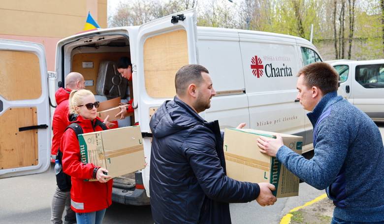 Charitn dodvky priviezli do Dnipra materilnu pomoc v objeme 80 ton