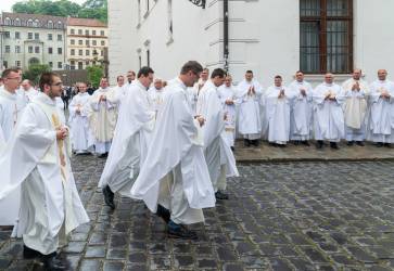 Novokazi Bratislavskej arcidieczy prechdzali po vysviacke Kapitulskou ulicou za potlesku svojich starch bratov v kazskej slube. Snmka: Erika Litvkov