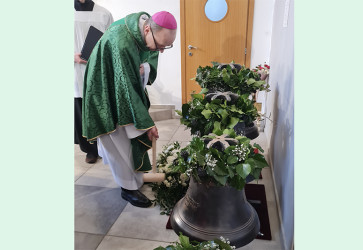 Bratislavsk� pomocn� biskup Jozef Ha�ko po�ehnal 15. febru�ra p� nov�ch zvonov pre farnos� Bratislava-Ra�a. Sn�mka: Anna Stankayov�