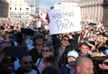 Atmosfra na Nmest sv. Petra po spozorovan bieleho dymu. Snmka: profimedia.sk