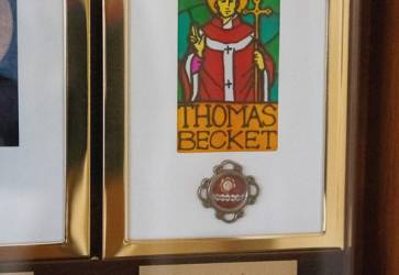 V kaplnke sa nachdzaj aj vzcne relikvie sv. Toma Becketa (1118/1120  1170), ktor zomrel muenckou smrou za vldy anglickho kra Henricha II. Prbeh sv. Toma Becketa oslovil Martina Pilu a tak, e si poda neho zvolil svoje rehon meno.