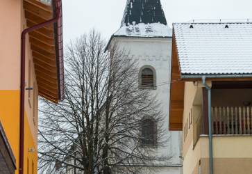 Kostol Klaania sa troch krov a vpravo Dieczne centrum mldee Premeny. Snmky: archv farnosti