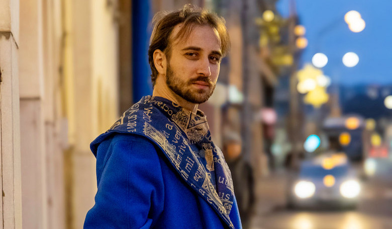 Za��nal pe�iatkami s p�smenami abecedy