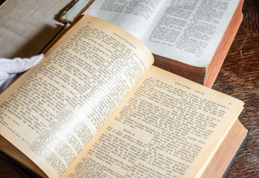 Porovnanie Svätého písma vydaného Jurajom Palkovičom z roku 1829 so spolkovým Svätým písmom z roku 1926, ktoré bolo o poznanie väčšie. Snímka: Erika Litváková