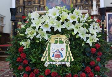 Liturgick farba na pohrebe Pavla Mriu Hnilicu v oktbri 2006 v Trnave bola biela  slvnostn. Snmka: Peter Zimen