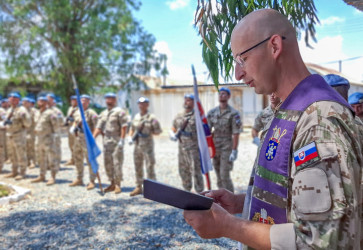 Na Cypre, ostrovnom �t�te vo v�chodnej �asti Stredozemn�ho mora, sl�vili v�ro�ie nasadenia na�ich misijn�ch vojakov. Pietnu spomienku viedol vojensk� kapl�n Dominik J�ger. Sn�mka: Pavol Vitko