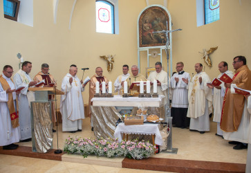 Dominantou obce Horovce, ktor� patr� pod farnos� Prusk�, je Kostol Najsv�tej�ej Trojice. Stoj� na n�vr�� H�rka. Konsekroval ho 6. septembra 2025 �ilinsk� biskup Tom� Galis. Sn�mka: arch�v farnosti