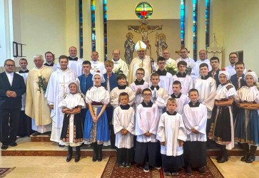 Trnavsk arcibiskup Jn Orosch 6. jla slvnostne konsekroval fililny Kostol sv. Cyrila a Metoda v Novej Boci. Snmka: Jn Bednrik