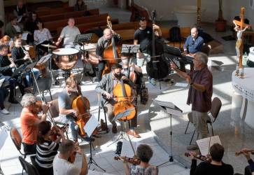 Zbormajster Chorus Salvatoris Rbert Msro sa majstrovsky ujal ncvikov. Snmka: Jn Luk