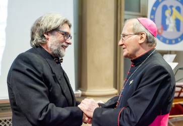 Jozef Sedlk a arcibiskup Frantiek Rbek (vpravo).