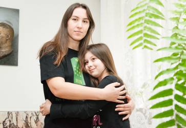 Olesia (39) s Arinou (9) pochdzaj z Mykolajiva, pre eskalujce naptie sa vak ete pred zaiatkom vojny odsahovali do Uhorodu. Snmka: Erika Litvkov
