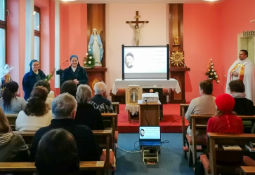 31. janu�ra veriaci z farnosti Marku�ovce, s fili�lkami Tepli�ka a Pod Tepli�ka, putovali do Ko��c, aby nav�t�vili tri reho�n� spolo�enstv�. Sn�mka: Jozef Sendrej