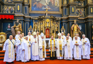 Arcibiskup J�n Orosch, biskup Tom� Galis a ich spolu�iaci zo semin�ra osl�vili v Trnave svoje zlat� k�azsk� jubileum. Sn�mka: J�lia Kubicov�, Arcibiskupsk� �rad v Trnave