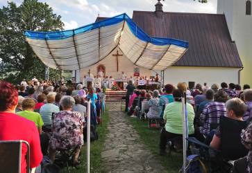 kapuliarska p prilka kad rok toko ptnikov, e spolon liturgiu slvia v arovnom prostred gaboltovskej prrody. Snmka: Martin uro 