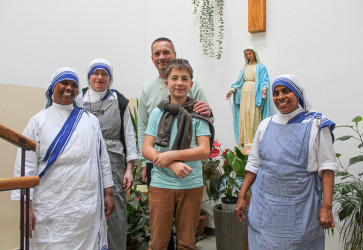 Na sn�mke z�ava sestra Jessika Marie, sestra Symon Joseph, dobrovo�n�k Andrej so synovcom Danielom Martinom a sestra predstaven� Martinia. Sn�mka: Monika �imoni�ov�