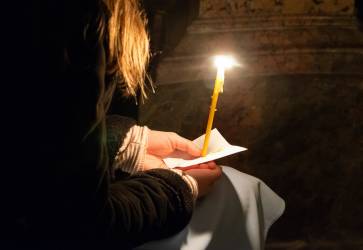 Svetl svieok, ktor pretrhvaj rann tmu, s obrazom toho, ako prichdza Jei Kristus. Snmka: KN/Erika Litvkov