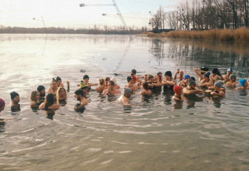 Na bratislavsk�ch Zlat�ch pieskoch 8. febru�ra takmer sto �dobroborcov� hromadn�m vstupom do �adovej vody vyjadrilo solidaritu �u�om bez domova. Sn�mka: arch�v Depaul 