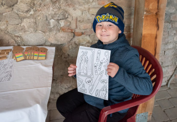  Deti si mohli vyfarbi� ma�ovanky, ktor� pre ne pripravil ilustr�tor Peter Li�ko. Sn�mka: Zuzana Artimov�