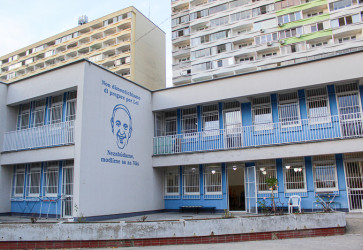 Do domu Betlehem v centre Petr�alky v septembri 2021 zav�tal p�pe� Franti�ek. Jeho n�v�tevu pripom�na n�stenn� ma�ba.  Sn�mka: Monika �imoni�ov�