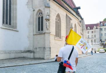 Tie ste mohli stretn pred Dmom sv. Martina veriacich s vatiknskou i slovenskou vlajkou. Snmka: Erika Litvkov