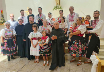 Kostol vo Vgai posvtili pred 20 rokmi. Tento rok v om boli aj misie veden augustininmi. Snmka: archv farnosti