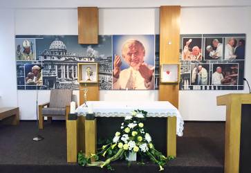 kolsk Kaplnku sv. Jna Pavla II. posvtil 11. septembra 2015 spisk biskup tefan Seka. Snmka: archv cirkevnej spojenej koly