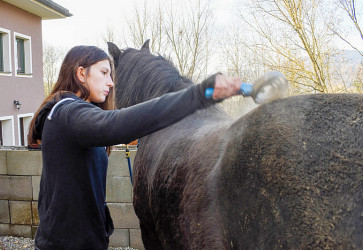 Lucia pri starostlivosti o ko�a. Sn�mka: Martina Hal�skov�