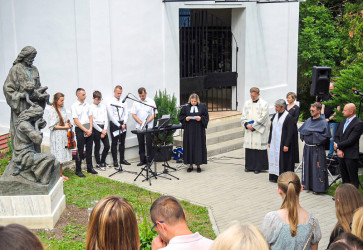 Na Mestskom cintor�ne v Levo�i 20. j�na sl�vnostne odhalili a po�ehnali pomn�k nenaroden�m de�om. Sn�mka: Peter �upn�k