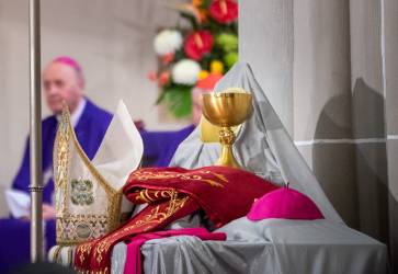 Pri oltri vystavili osobn veci zosnulho arcibiskupa, ktor v minulosti pouval. Koick dieczu a neskr arcidieczu viedol od roku 1990 do roku 2010. Snmka: Anna Stankayov